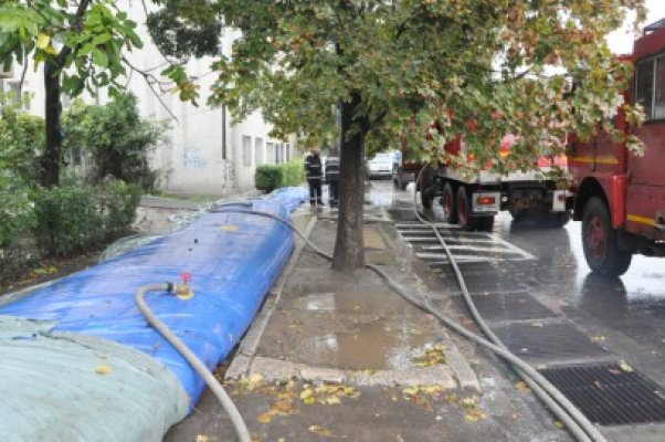 Mai multe canalizări au refulat şi au fost amplasate diguri de apărare